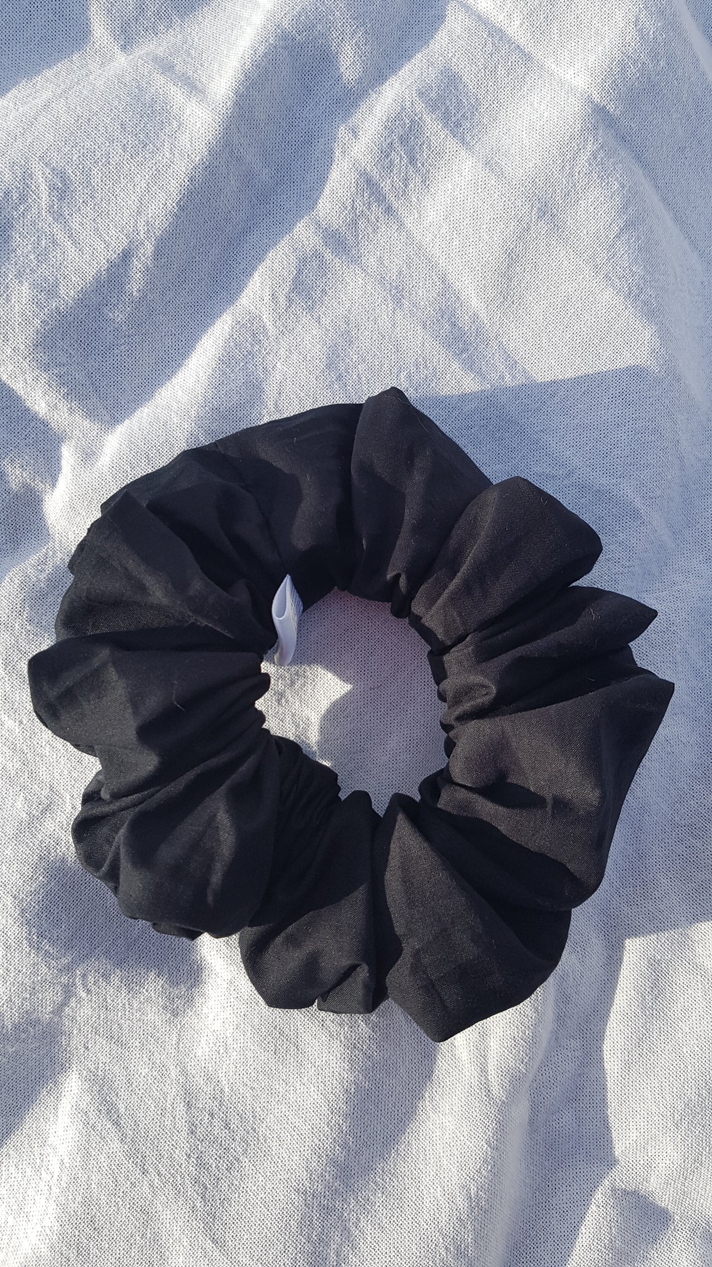 BLACK LINEN SCRUNCHIE